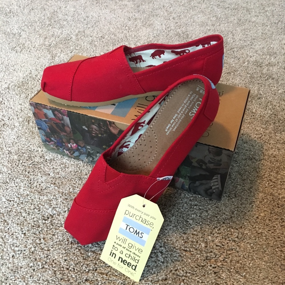NWT! TOMS red canvas shoes size 8.5